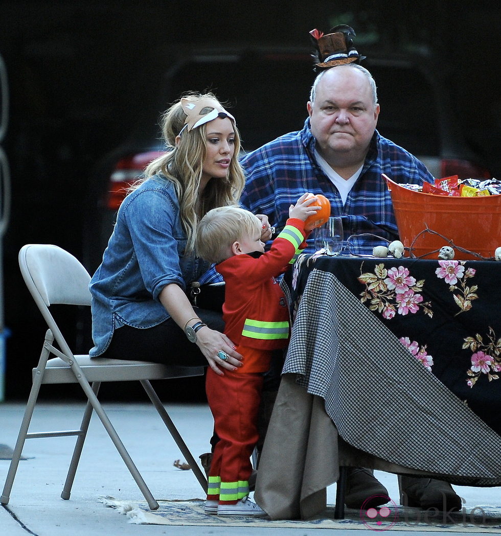 Hilary Duff y su hijo disfrutando de la tarde de Halloween