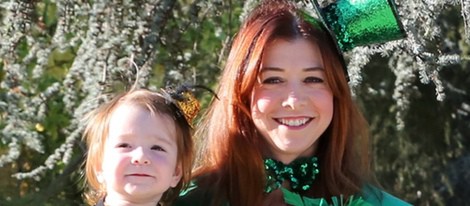 Alyson Hannigan disfrazada de duendecilla de San Patricio y su hija en Halloween