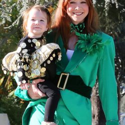 Alyson Hannigan disfrazada de duendecilla de San Patricio y su hija en Halloween