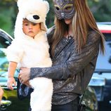 Alessandra Ambrosio disfrazada de gata junto a su hijo en Halloween