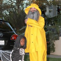 Sandra Bullock disfrazada de grumete y su hijo disfrutando de Halloween