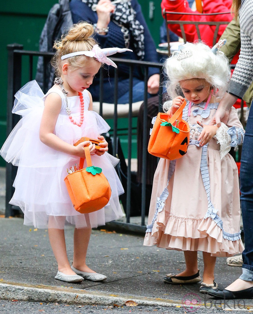 Las gemelas de Sarah Jessica Parker en busca de caramelos en Halloween