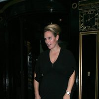 Zara Phillips embarazada con un total look negro