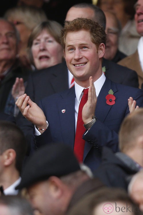 El Principe Harry durante un partido de rugby en Londres