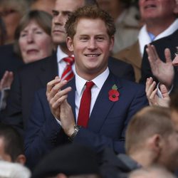 El Principe Harry aplaudiendo durante un partido de rugby en Londres