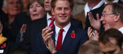 El Principe Harry aplaudiendo durante un partido de rugby en Londres