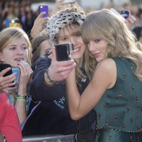 Taylor Swift se fotografía con una fan en los BBC Radio 1 Teen Awards 2013