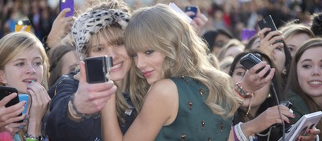 Taylor Swift se fotografía con una fan en los BBC Radio 1 Teen Awards 2013