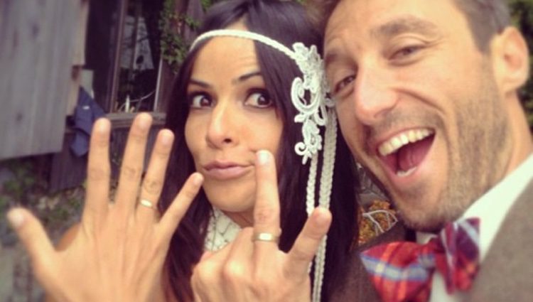 Raquel del Rosario y Pedro Castro muestran su anillo de casados