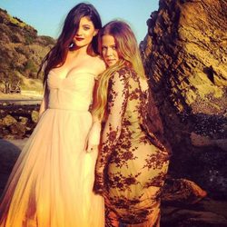 Khloe Kardashian y Kylie Jenner en una sesión de fotos en Malibú