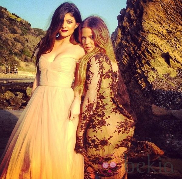 Khloe Kardashian y Kylie Jenner en una sesión de fotos en Malibú