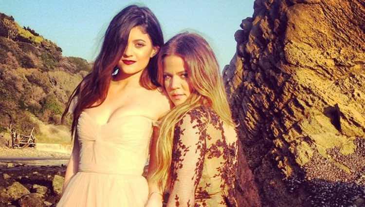 Khloe Kardashian y Kylie Jenner en una sesión de fotos en Malibú