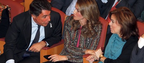 La Princesa Letizia y Soraya Sáenz de Santamaría, cogidas de la mano en el Congreso 'Nuevas Formas de Violencia'