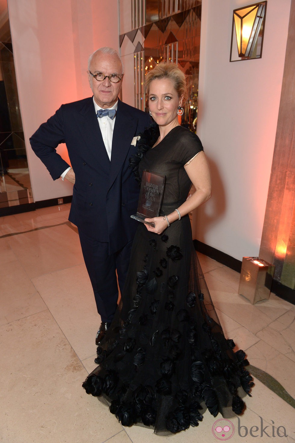 Manolo Blahnik y Gillian Anderson en la fiesta Harper's Bazaar Mujer del Año 2013