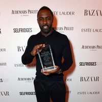 Idris Elba en la fiesta Harper's Bazaar Mujer del Año 2013