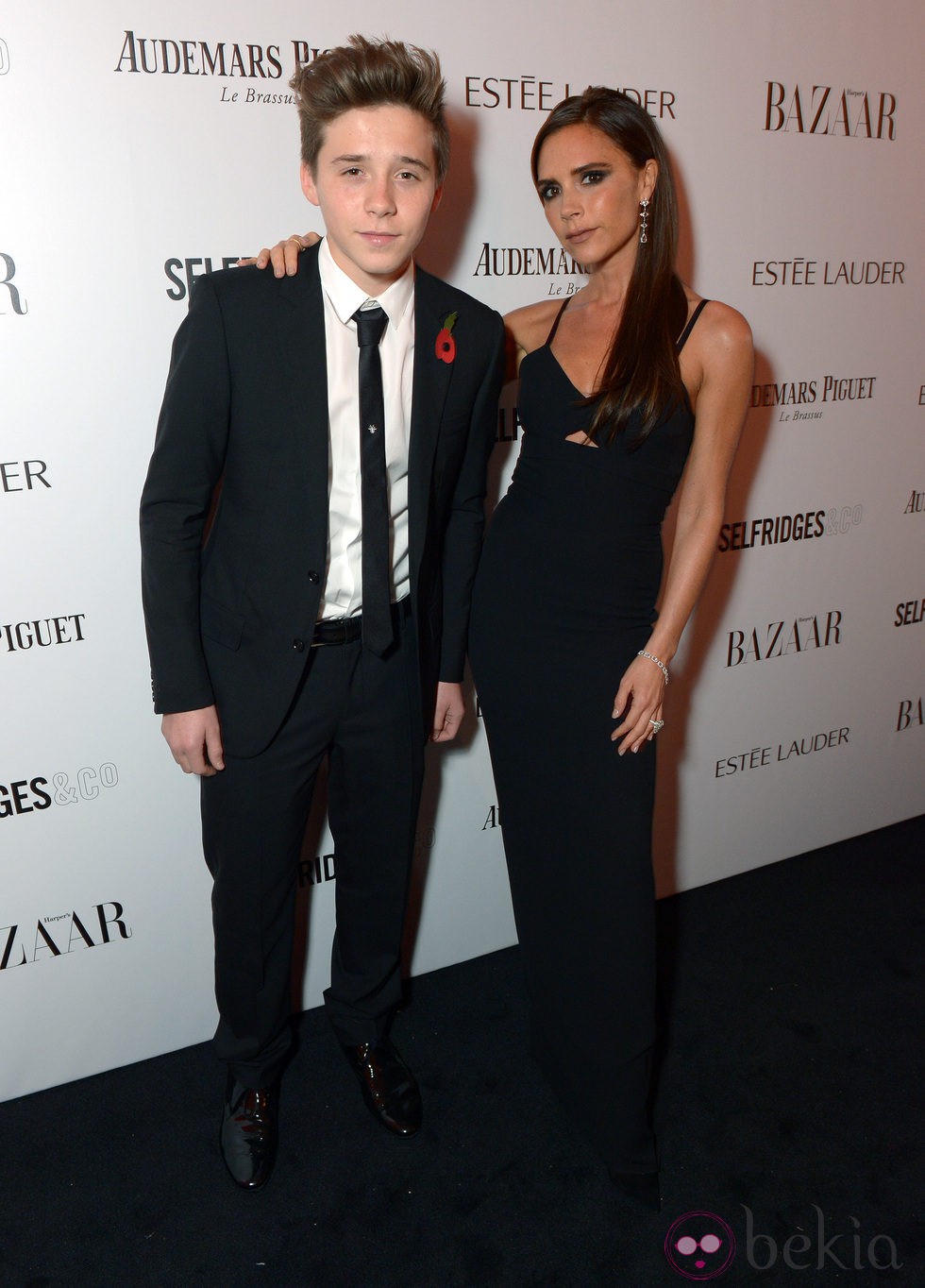 Brooklyn Beckham y Victoria Beckham en la fiesta Harper's Bazaar Mujer del Año 2013