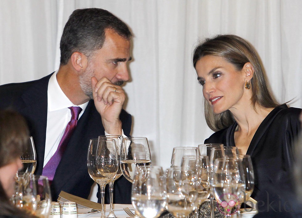 Los Príncipes de Asturias charlando en la entrega del Premio Francisco Cerecedo