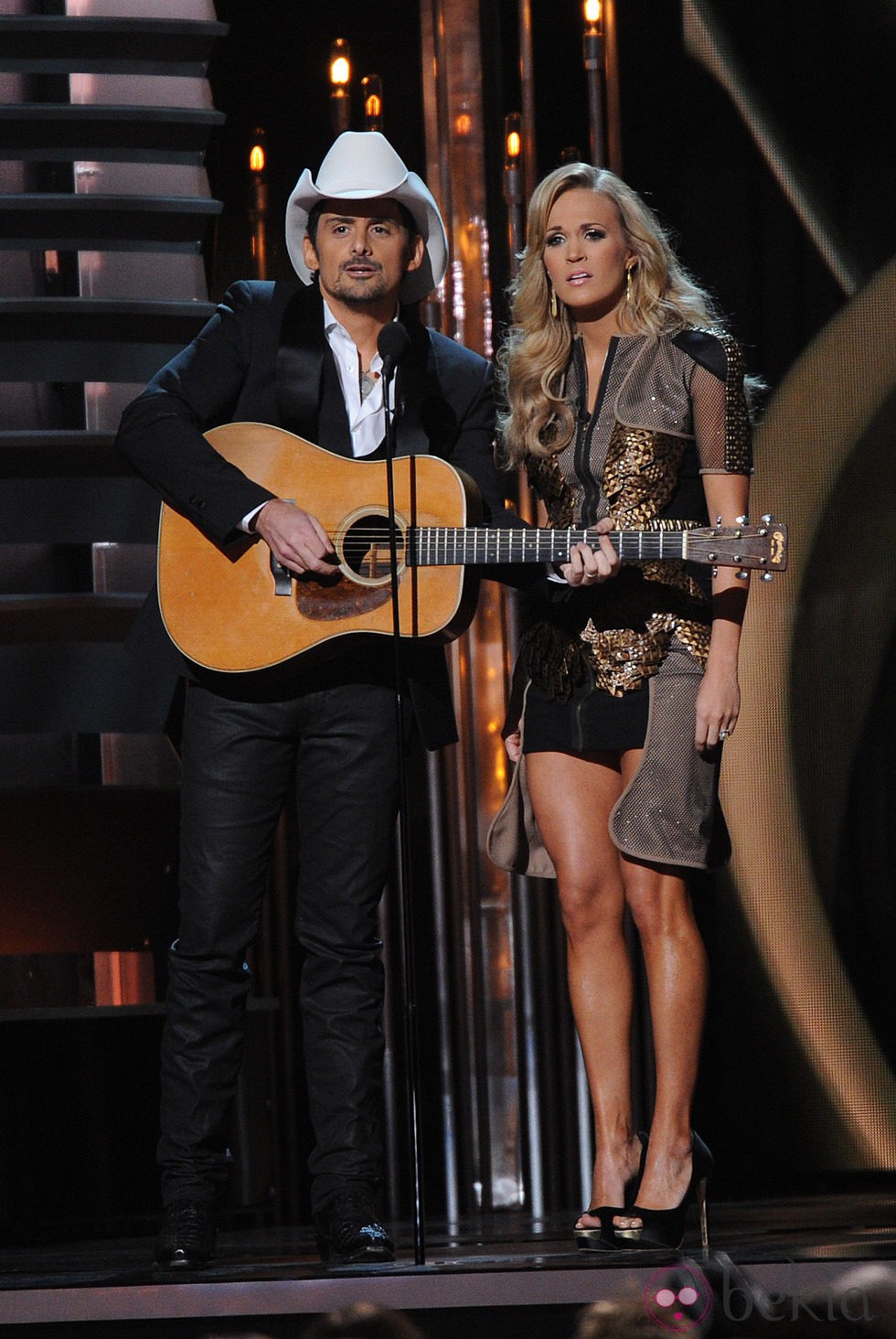 Brad Paisley y Carrie Underwood presentan los Premios CMA 2013