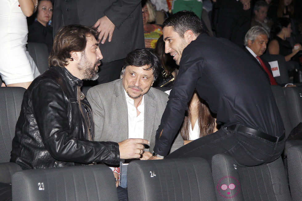 Carlos y Javier Bardem charlan con Miguel Ángel Silvestre en el estreno de 'Alpha'