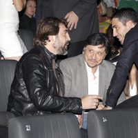 Carlos y Javier Bardem charlan con Miguel Ángel Silvestre en el estreno de 'Alpha'