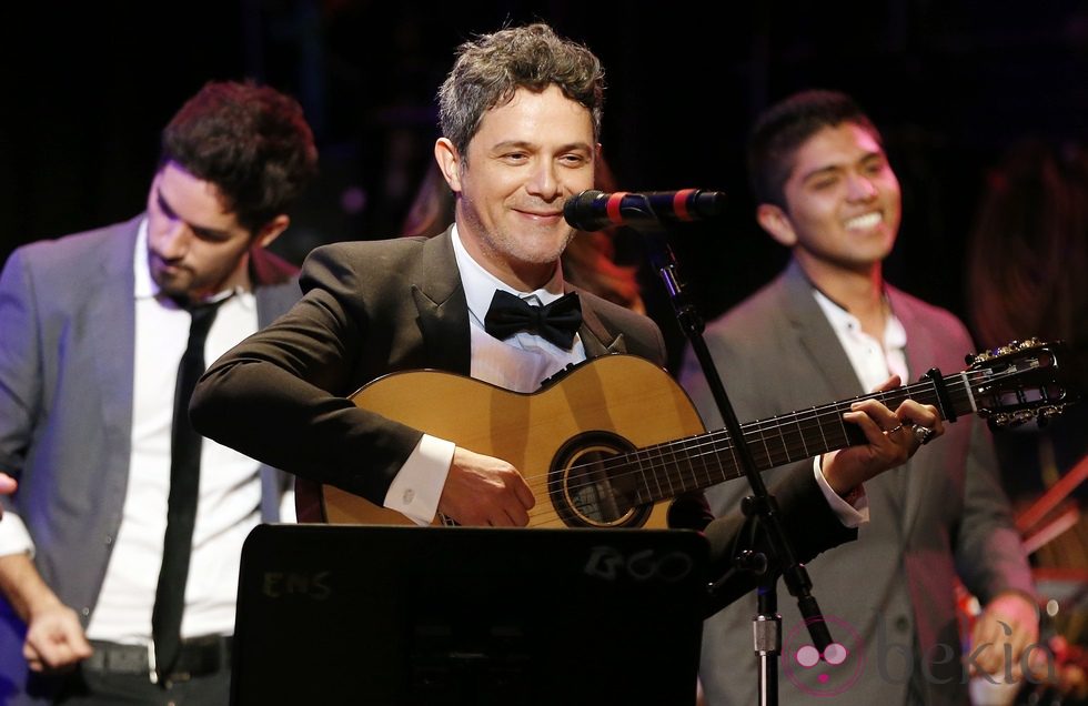 Alejandro Sanz actuando para los estudiantes después de recibir el título de Doctor Honoris Causa por la Universidad de Berklee