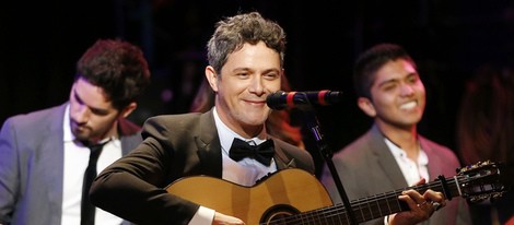 Alejandro Sanz actuando para los estudiantes después de recibir el título de Doctor Honoris Causa por la Universidad de Berklee