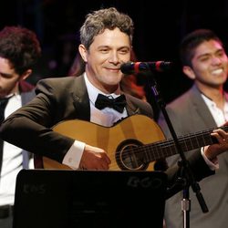 Alejandro Sanz actuando para los estudiantes después de recibir el título de Doctor Honoris Causa por la Universidad de Berklee