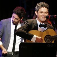 Alejandro Sanz actuando para los estudiantes después de recibir el título de Doctor Honoris Causa por la Universidad de Berklee