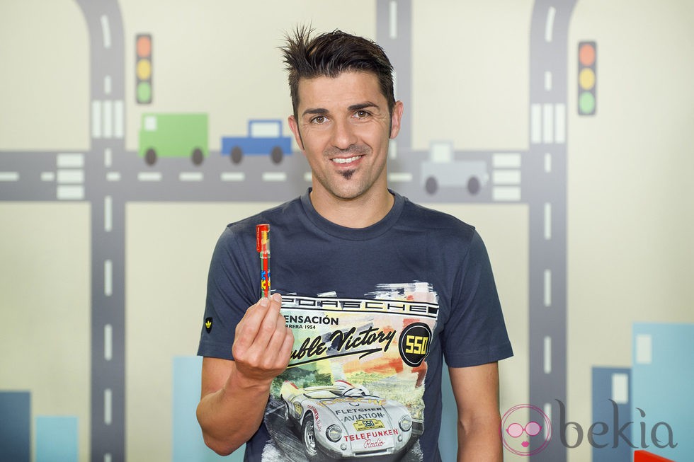 David Villa con el bolígrafo solidario de la campaña 'Un juguete, una ilusión'