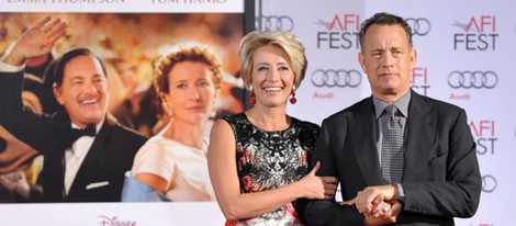 Emma Thompson plasma sus huellas en el Teatro Chino de Los Angeles arropada por Tom Hanks