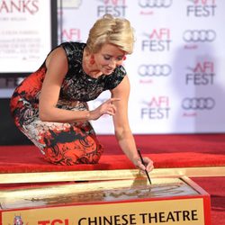 Emma Thompson durante el evento para plasmar sus huellas en el Teatro Chino de Los Angeles