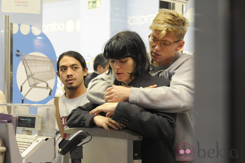 Bimba Bosé y su novio, muy cariñosos en el supermercado