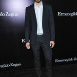 Ryan Burns en la apertura de una tienda de Ermenegildo Zegna en Beverly Hills