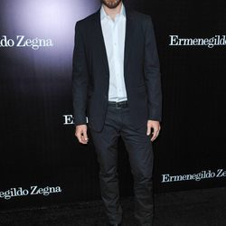 Ryan Burns en la apertura de una tienda de Ermenegildo Zegna en Beverly Hills