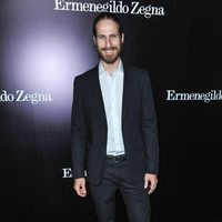 Ryan Burns en la apertura de una tienda de Ermenegildo Zegna en Beverly Hills