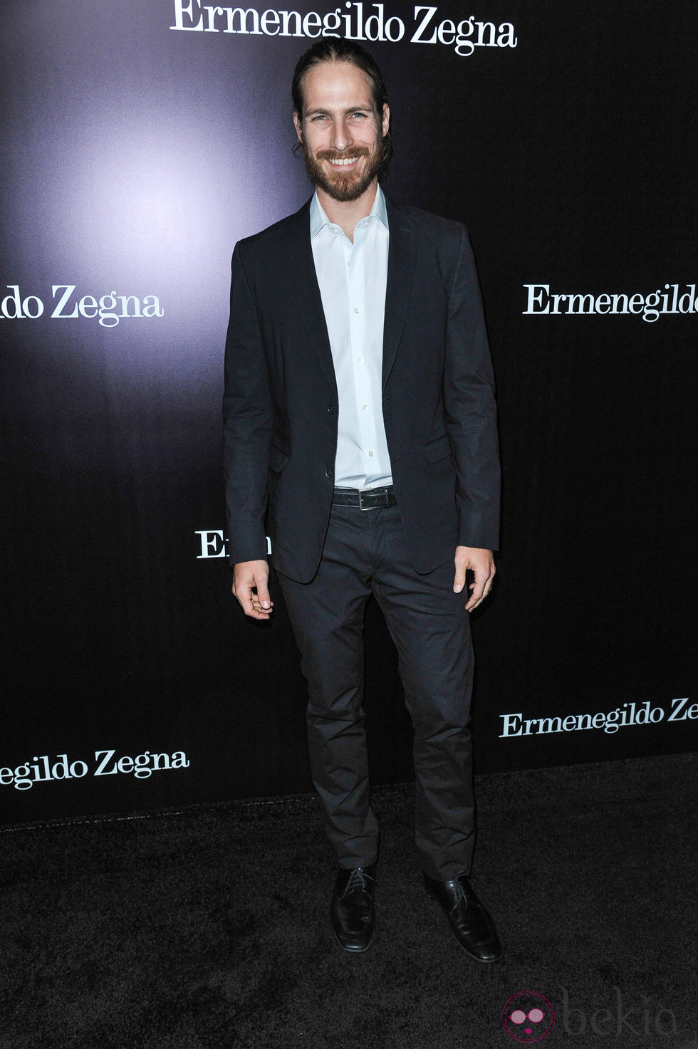 Ryan Burns en la apertura de una tienda de Ermenegildo Zegna en Beverly Hills