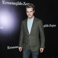 Nathan Keyes en la apertura de una tienda de Ermenegildo Zegna en Beverly Hills