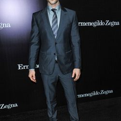 Ethan Peck en la apertura de una tienda de Ermenegildo Zegna en Beverly Hills