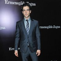 Ethan Peck en la apertura de una tienda de Ermenegildo Zegna en Beverly Hills