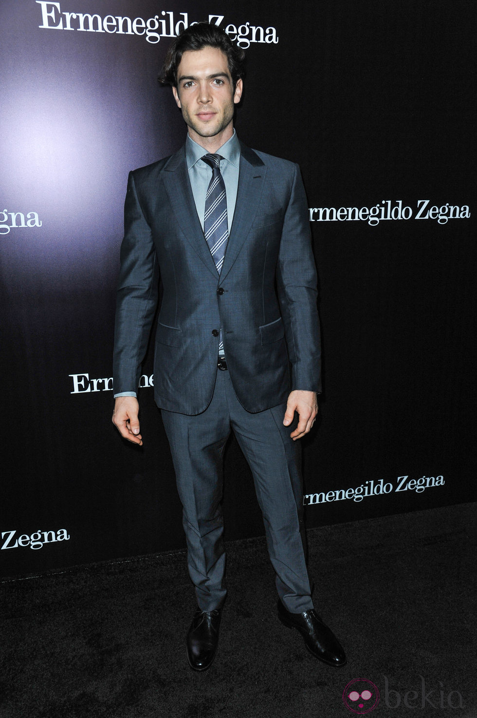 Ethan Peck en la apertura de una tienda de Ermenegildo Zegna en Beverly Hills