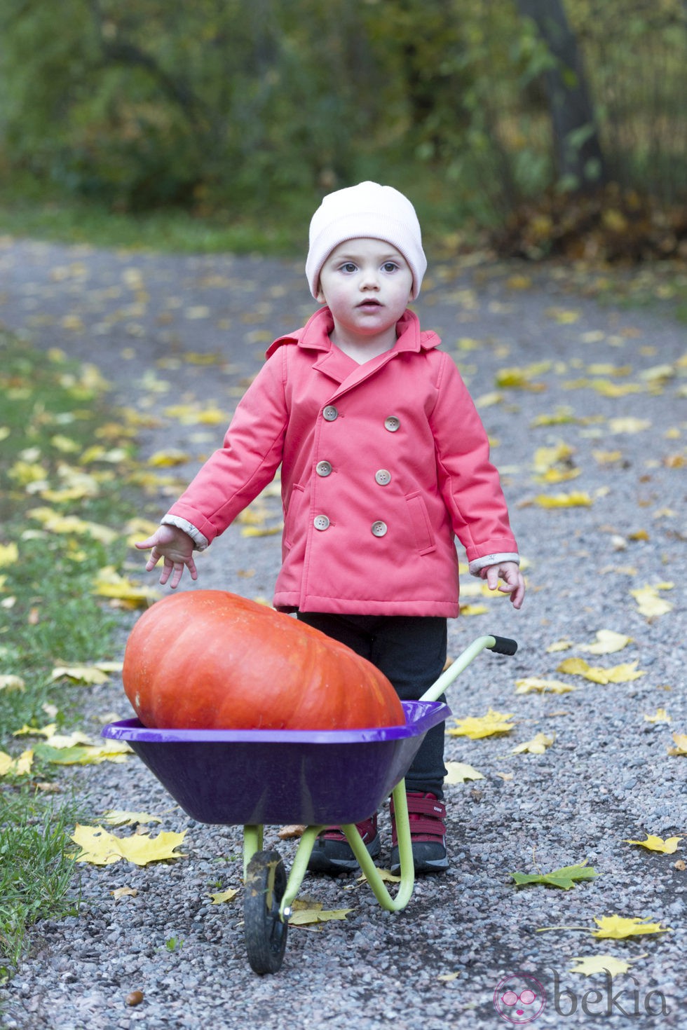 Estela de Suecia posa con una calabaza