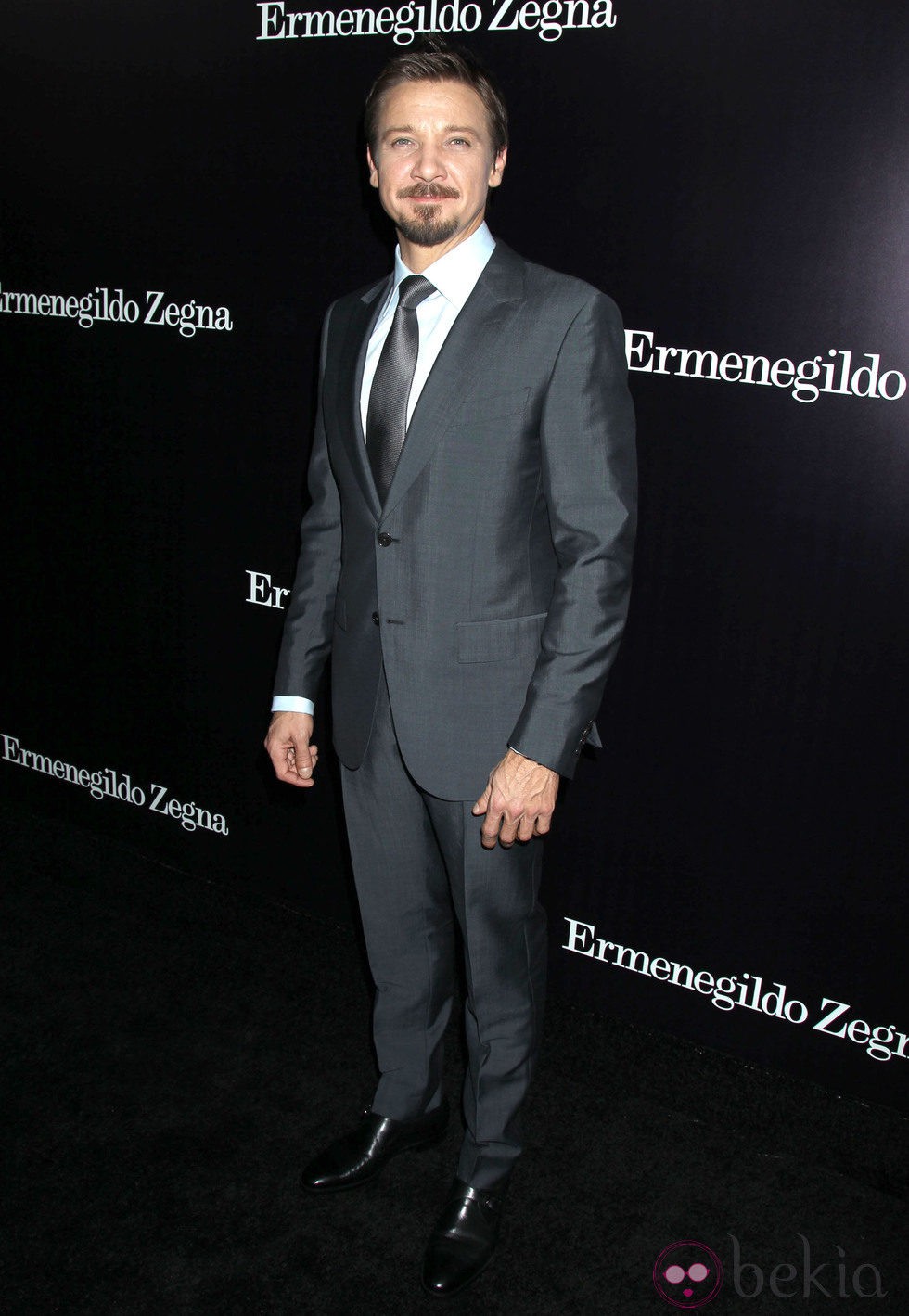 Jeremy Renner en la apertura de una tienda de Ermenegildo Zegna en Beverly Hills