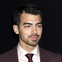 Joe Jonas en la apertura de una tienda de Ermenegildo Zegna en Beverly Hills