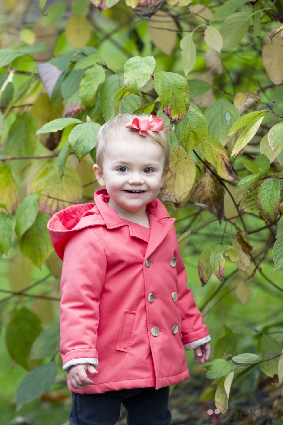 Estela de Suecia posa muy sonriente en los jardines del Palacio de Haga