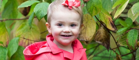 Estela de Suecia posa muy sonriente en los jardines del Palacio de Haga