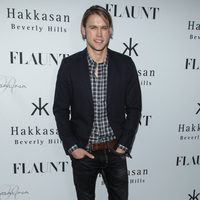 Chord Overstreet en la fiesta organizada por la revista Flaunt