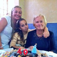 Belén Esteban celebra su 40 cumpleaños con su madre y su hija Andrea