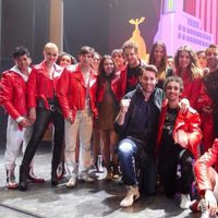 Helen Lindes y Rudy Fernández con el reparto del musical 'Hoy no me puedo levantar'