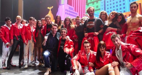 Helen Lindes y Rudy Fernández con el reparto del musical 'Hoy no me puedo levantar'