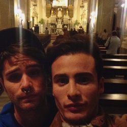 Sergi y Roi en una iglesia